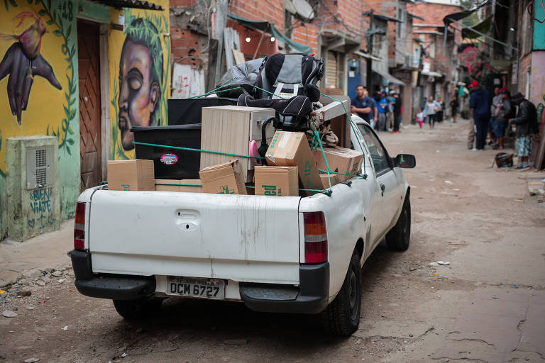 Algumas famílias se utilizaram dos caminhões cedidos pela CDHU, mas outras preferiram fazer a mudança por conta própria