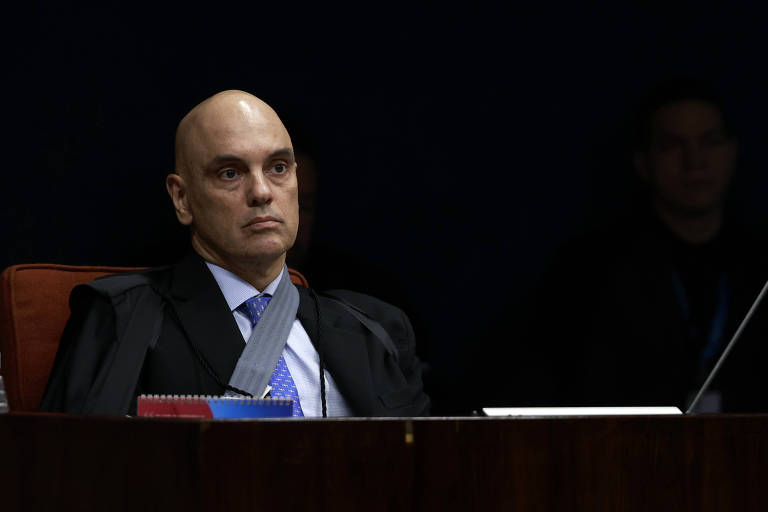 Moraes usa tipoia em julgamento da trama golpista no STF após passar por cirurgia