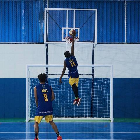  Usuários jogam basquete em uma das quadras reformadas do centro esportivo