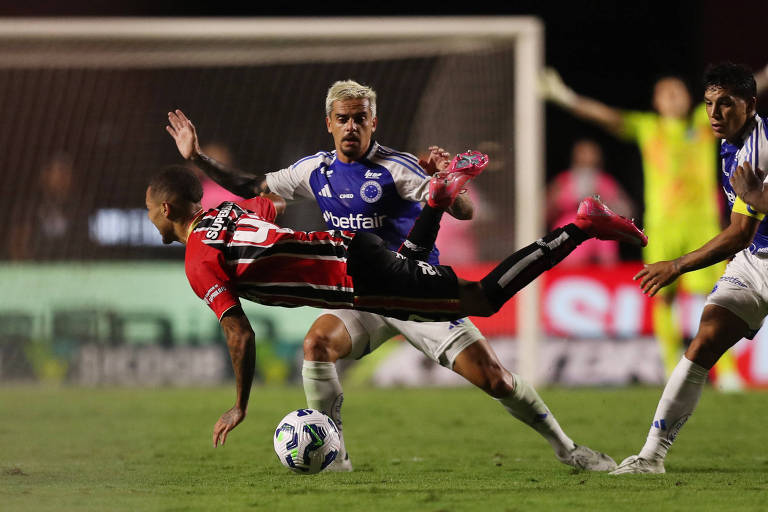Infinitos espaços num campo de futebol