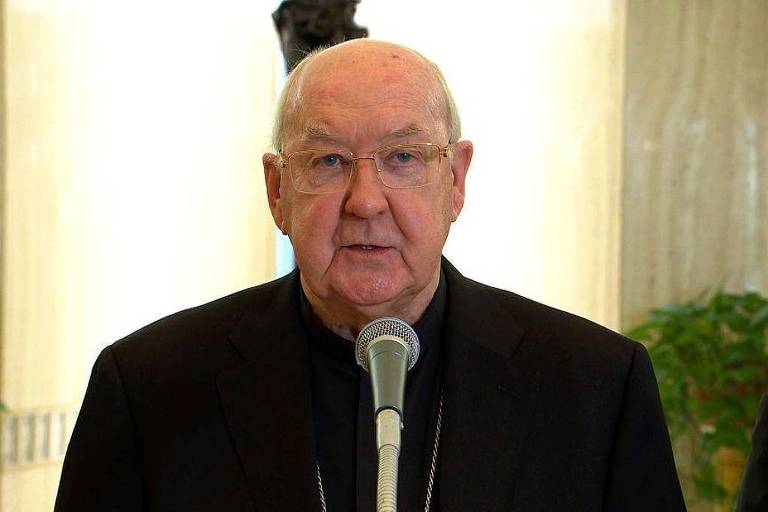 Quem é Kevin Farrell, cardeal que comanda o conclave e a Igreja até a eleição do novo papa