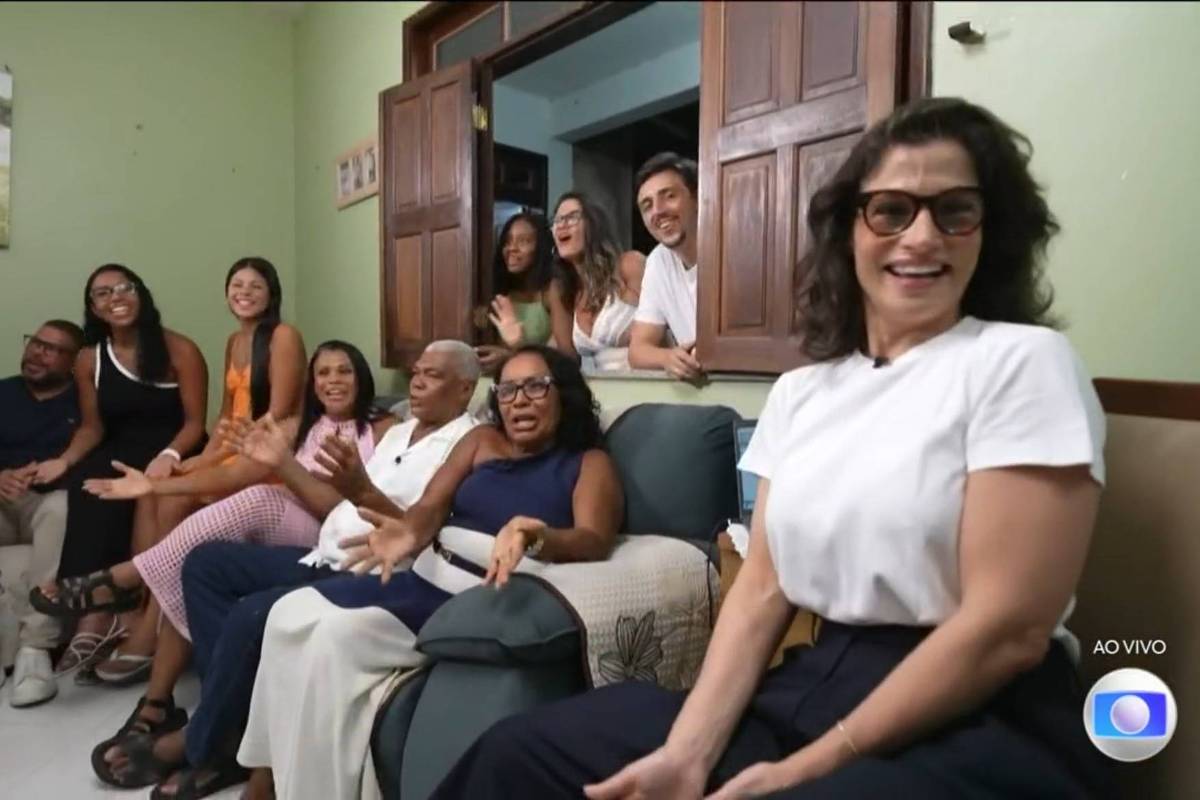 Renata Vasconcellos apresenta JN direto de casa de família em Salvador