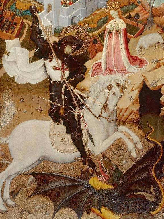 A imagem retrata a cena de São Jorge lutando contra um dragão. Ele está montado em um cavalo branco, vestido com uma armadura negra e segurando uma lança. O dragão, de cor escura, está no chão, sendo atacado por São Jorge. Ao fundo, há uma cidade com torres e uma figura feminina vestida de rosa, observando a cena. O ambiente é de um cenário medieval, com elementos de fantasia.