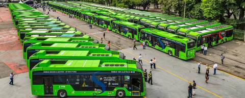 Vista dos ônibus elétricos entregues pela Prefeitura 