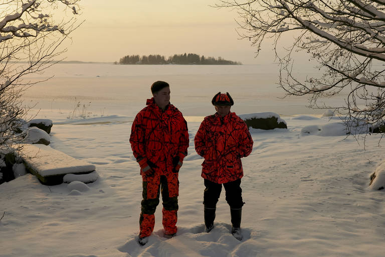 Agricultor aposentado Tuomo Puutio e seu neto, Johannes Puutio, em Lohtaja, Finlândia (Jake Michaels-22.fev.2023/The New York Times)