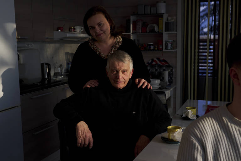 Agricultor aposentadoTuomo Puutio e sua filha, Marjukka, gerente de orquestra, em Lohtaja, Finlândia. (Jake Michaels-23.fev.2023/The New York Times)