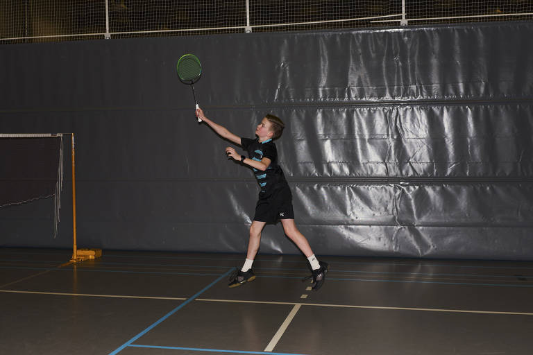 Jovem Niklas Hukari joga badminton com sua irmã em Ylieviska, Finlândia. (Jake Michaels-22.fev.2023/The New York Times)