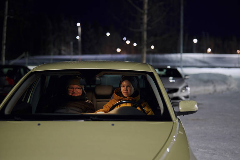 Lasse Hukari e sua filha, Henna Hukari, que acaba de receber sua carteira de motorista, em Ylieviska, (Jake Michaels-22.fev.2023/The New York Times)