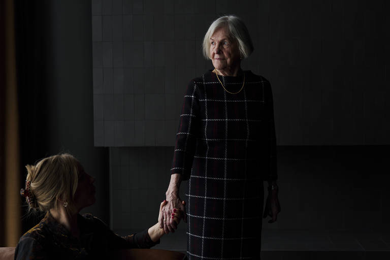 Eeva Valtonen com sua neta, Ruut Eerikainen, em Helsinque, Finlândia. Eerikainen ficou surpresa ao ver a Finlândia classificada como a nação mais feliz. "Podemos ser bastante sombrios de certa forma", disse ela. (Jake Michaels-19.fev.2023/The New York Times)