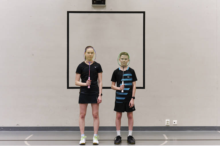 Os irmãos Henna e Niklas Hukari durante treino de badminton em Ylieviska, Finlândia  (Jake Michaels-22.fev.2023/The New York Times)