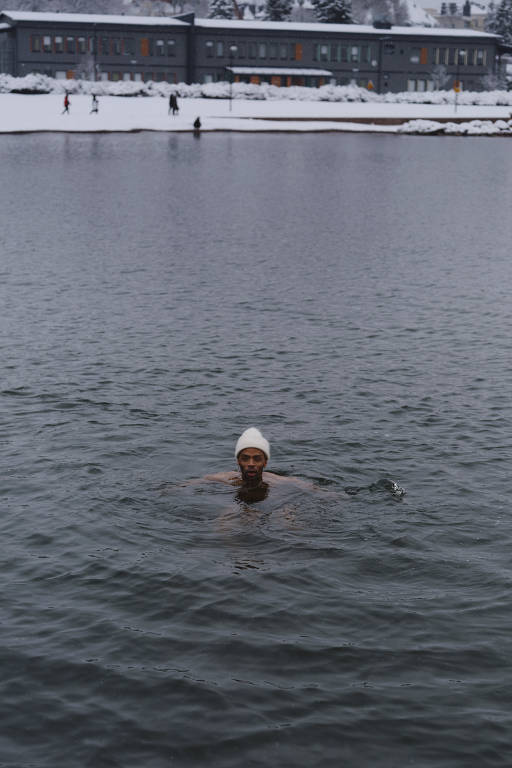 Jani Toivola se prepara para nadar no oceano em Helsinque, Finlândia. Toivola, que mora em Helsinque com o marido e a filha, se tornou o primeiro membro negro do Parlamento finlandês em 2011. (Jake Michaels-19.fev.2023/The New York Times) ORG XMIT: XNYT0260