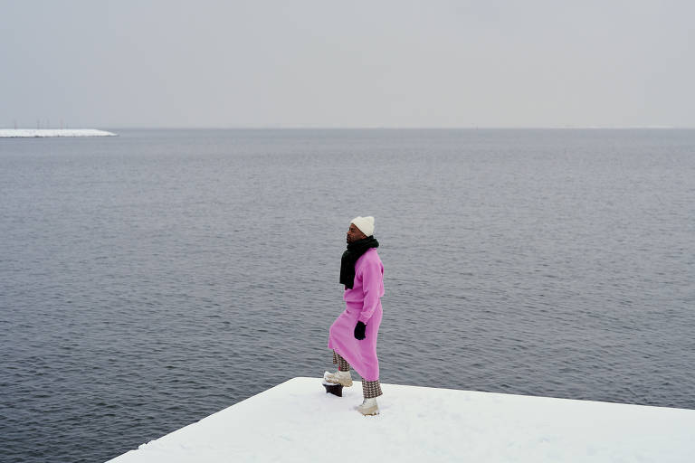 Jani Toivola se prepara para nadar no oceano em Helsinque, Finlândia. Toivola, que mora em Helsinque com o marido e a filha, se tornou o primeiro membro negro do Parlamento finlandês em 2011. (Jake Michaels-19.fev.2023/The New York Times) ORG XMIT: XNYT0278