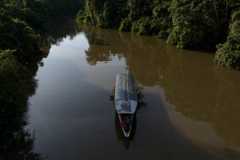 Barco movido por energia solar percorre rios da amazônia