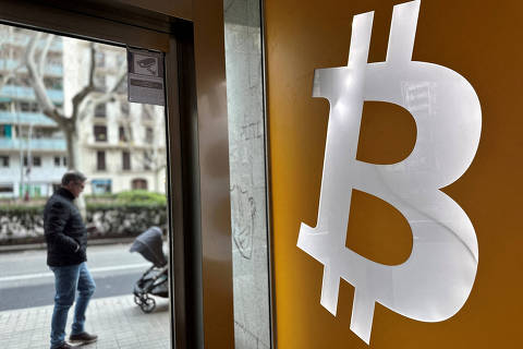 FILE PHOTO: The entrance of a crypto exchange office is pictured in Barcelona, Spain March 10, 2025. REUTERS/Nacho Doce/File Photo ORG XMIT: FW1