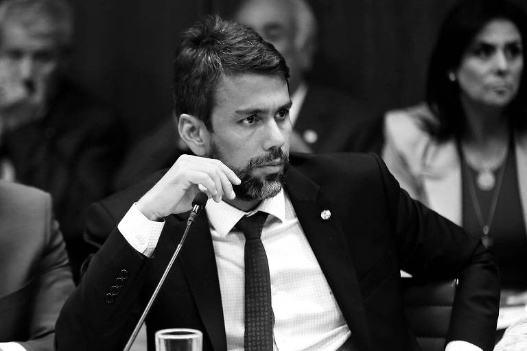 Vexame em troca de ministro expõe fragilidade governista