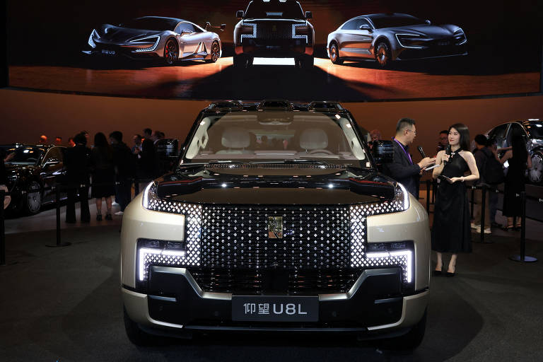 Modelo elétrico U8L SUV by Yangwang, marca de luxo da BYD, é apresentado em Xangai