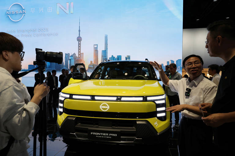 Jornalistas e influencers observam a nova geração da picape Nissan Frontier, que traz tecnologia híbrida