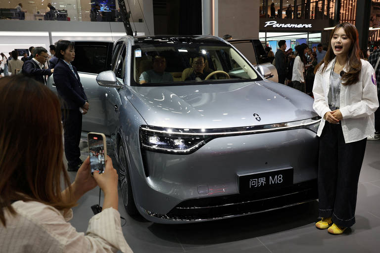 SUV Aito M8 é apresentado na edição 2025 do Salão de Xangai