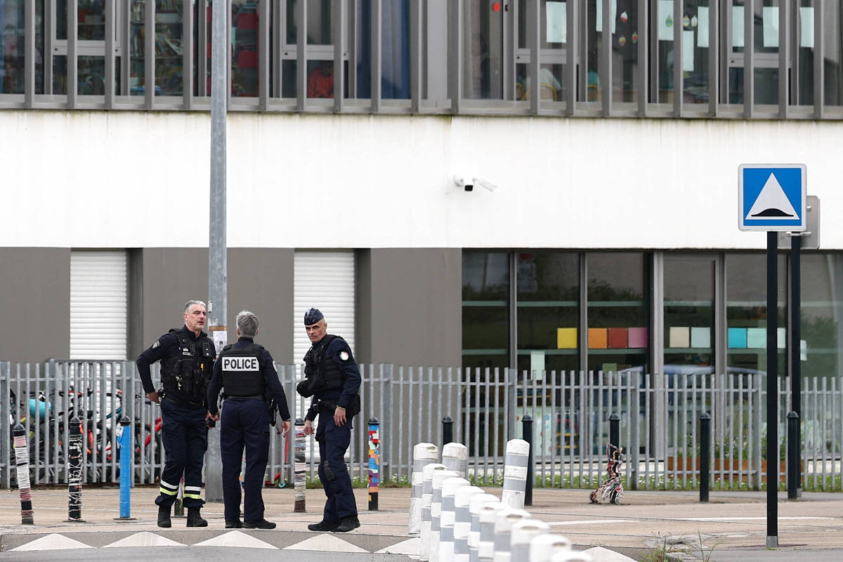 Estudante mata 1 colega e fere três em ataque com faca em escola na França