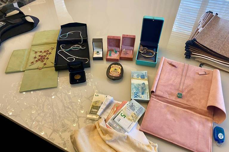 Joias, euros e reais são recolhidos em São Paulo. Segundo a PF, com um alvo havia 200 mil dólares e, um outro 150 mil dólares