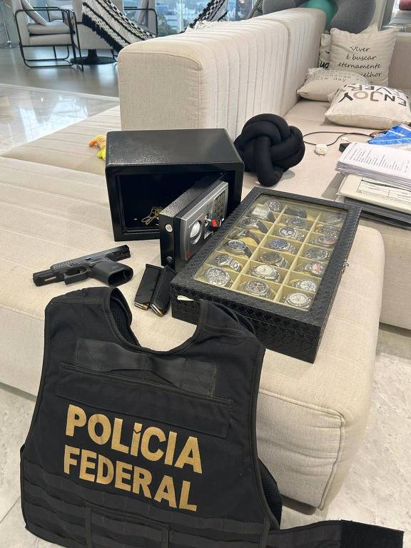 Policiais encontraram relógios nos locais investigados