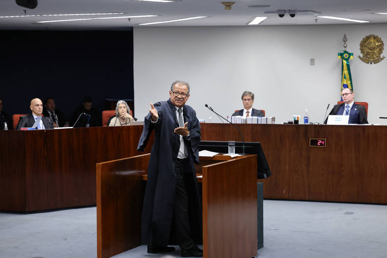 OAB se reunirá com Zanin para discutir proibição de celulares em julgamentos de trama golpista