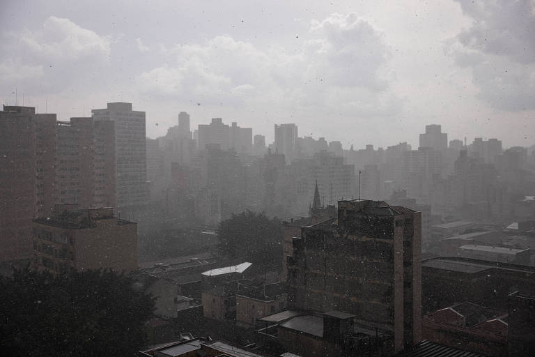 São Paulo deve ter sexta (25) chuvosa e fim de semana com sol entre nuvens