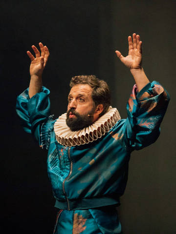 Gregorio Duvivier na peça 'O Céu da Língua'