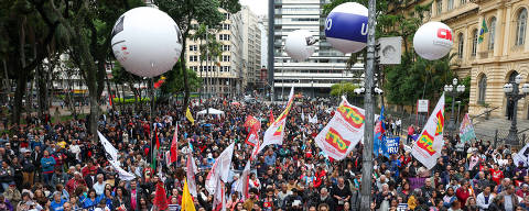 SÃO PAULO, SP - 20.10.2023 - Protesto dos professores, na praça da República, em São Paulo, contra o corte de verba proposto pela gestão Tarcísio para a Educação em 2024
. (Foto: Danilo Verpa/Folhapress, COTIDIANO) ORG XMIT: 605270