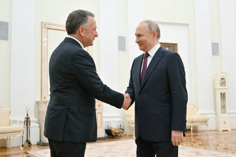 Russian President Vladimir Putin welcomes U.S. President Donald Trump's envoy Steve Witkoff during a meeting in Moscow, Russia, April 25, 2025. Sputnik/Kristina Kormilitsyna/Pool via REUTERS ATTENTION EDITORS - THIS IMAGE WAS PROVIDED BY A THIRD PARTY. ORG XMIT: AAA