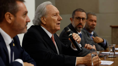 BRASILIA, DF,  BRASIL - 23/04/2025 - O Ministro Ricardo Lewandowski (2 esq)(Justiça), acompanhado dos ministros Vinicius Marques de Carvalho (2dir) (CGU) e Carlos Lupi (D) (Previdência) e do diretor geral da PF, Delegado Andrei Rodrigues (E), durante coletiva de imprensa para detalhar a operação 