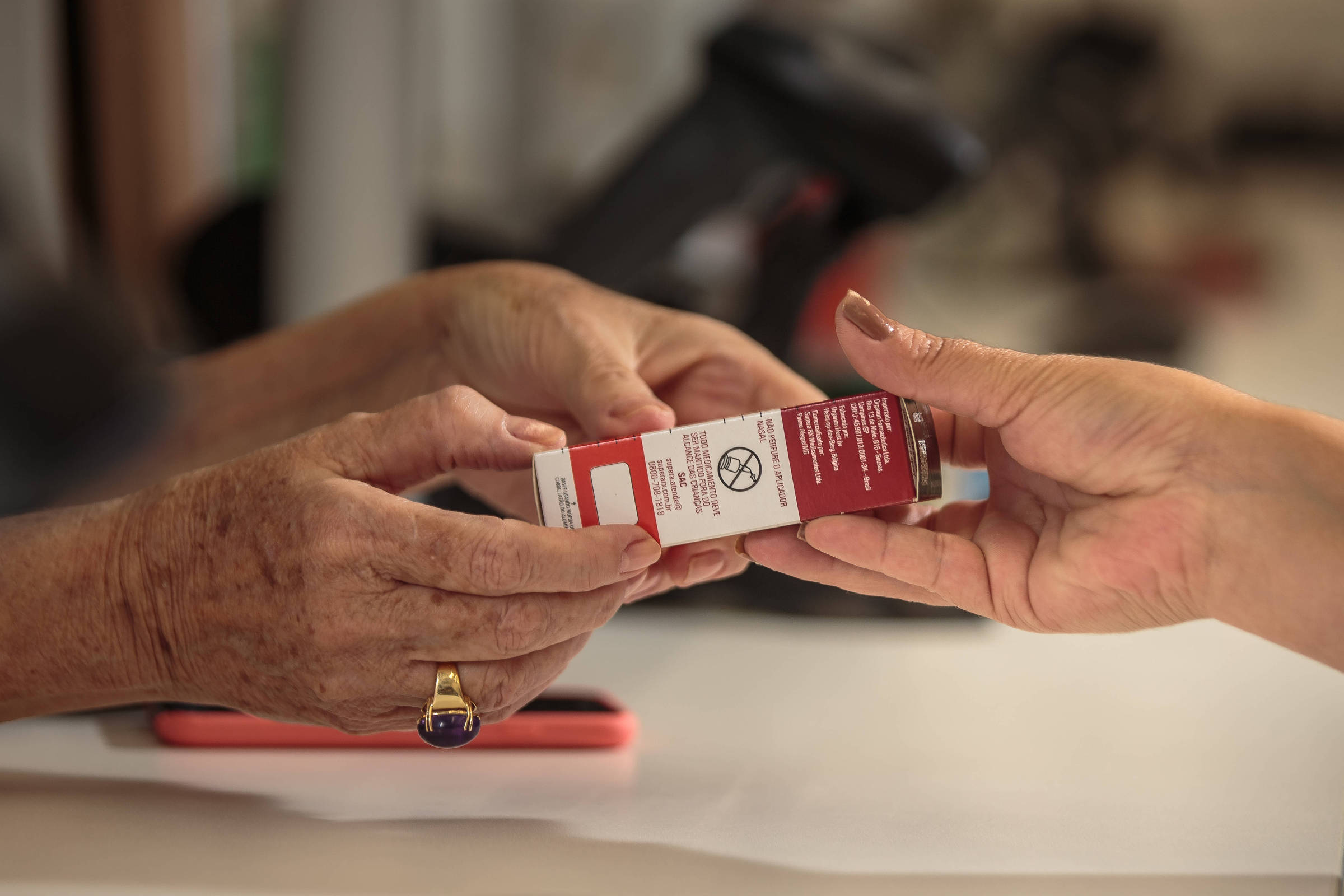 Mais da metade dos brasileiros confia na prescrição de medicamentos por farmacêuticos, diz Datafolha