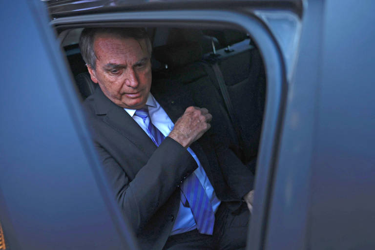 O ex presidente Jair Bolsonaro fala com a imprensa após prestar depoimento na sede da Polícia Federal, sobre mensagens trocadas entre empresários defendendo golpe de estado