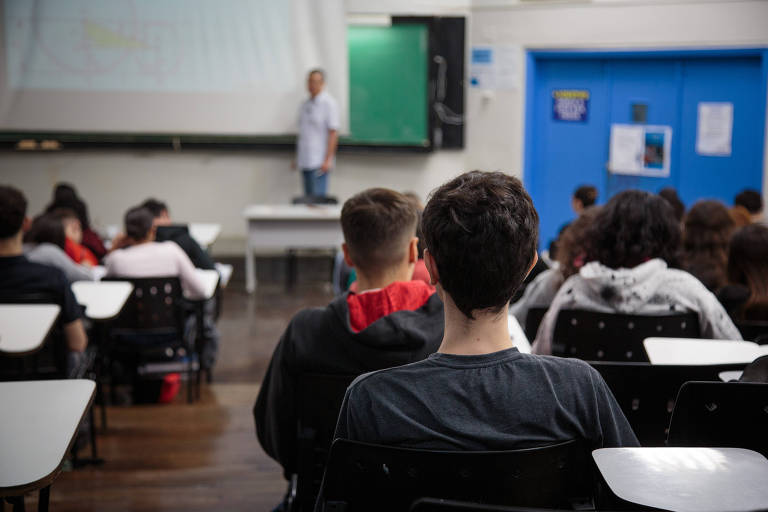 Exposição a assuntos da atualidade prepara alunos para redação de vestibulares