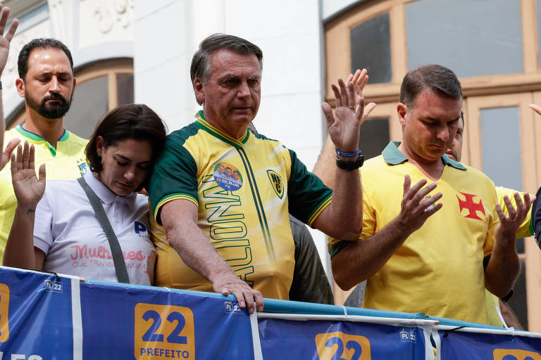O ex-presidente Jair Bolsonaro (PL) faz oração durante ato de campanha de Charlles Evangelista, candidato a prefeitura de Juiz de Fora, onde levou uma facada durante as eleições presidenciais de 2018