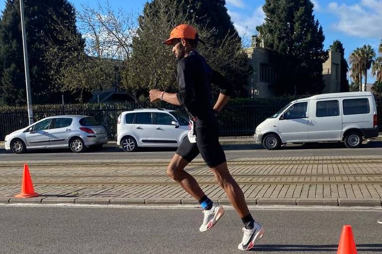 Sem patrocínio, ultramaratonista que venceu prova de 24h na Espanha corre 20 km diários até o trabalho