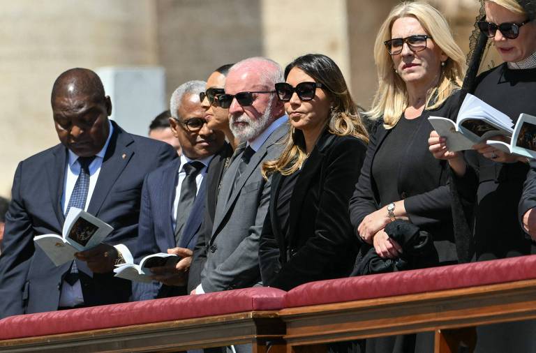 Viagem de Lula e de parlamentares a funeral do papa Francisco envolveu mais de 90 pessoas