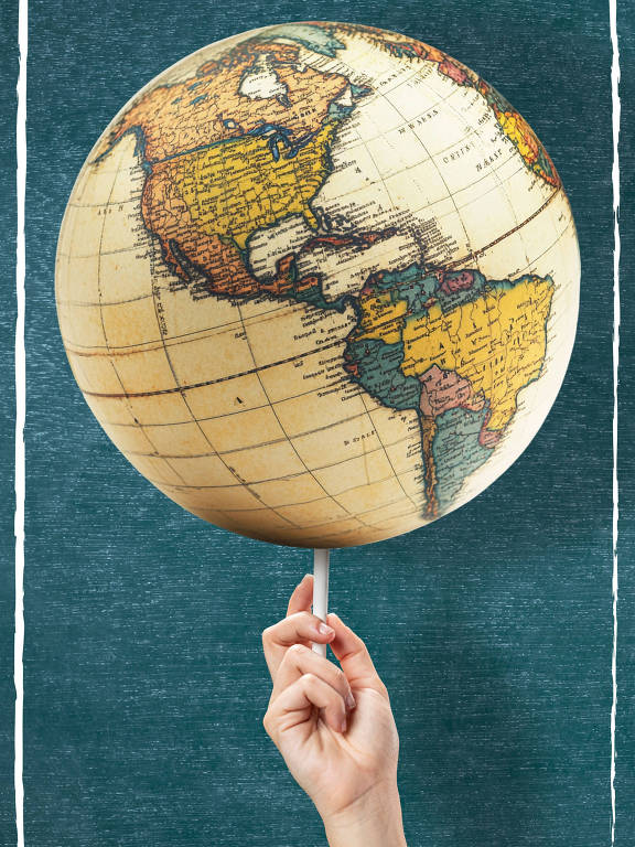 A imagem mostra uma mão segurando um globo terrestre. O globo é detalhado, com a representação dos continentes e oceanos, destacando as Américas e a parte da África. O fundo é de uma cor verde escura, que contrasta com o globo. A mão que segura o globo é visível e está posicionada na parte inferior do objeto.