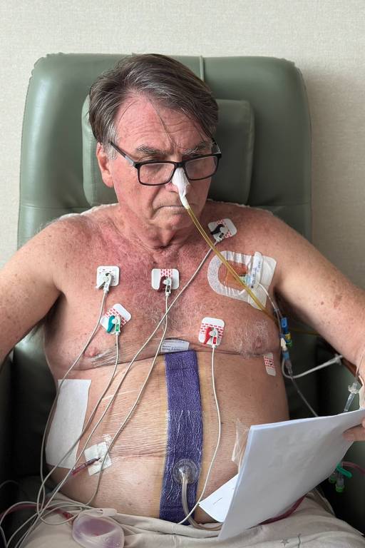 O ex-presidente Jair Bolsonaro é internado após passar por cirurgia abdominal do dia 13 de abril de 2025; a sexta intervenção cirúrgica desde a facada que levou em 2018