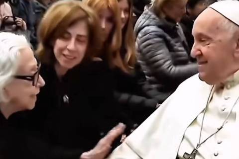 Fernanda Montenegro e Fernanda Torres são cumprimentadas pelo papa Francisco em 2023