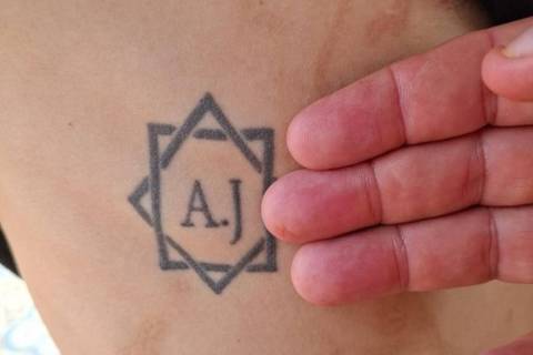 Tatuagem no corpo de uma das vítimas resgatadas em condição análoga à escravidão, em Minas Gerais, com as iniciais de dois dos empregadores; os nomes dos suspeitos não foram divulgados