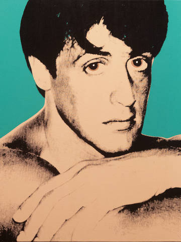 SÃO PAULO, SP, BRASIL - 23.04.2025 - Detalhe da obra  Sylvester Stallone (1980), do artista visual Andy Warhol, na exposição Andy Warhol: Pop Art!, em São Paulo, no Museu de Arte Brasileira da FAAP (MAB FAAP).*(Foto: Rafaela Araújo/Folhapress, ILUSTRADA) *** EXCLUSIVO FOLHA DE SÃO PAULO***