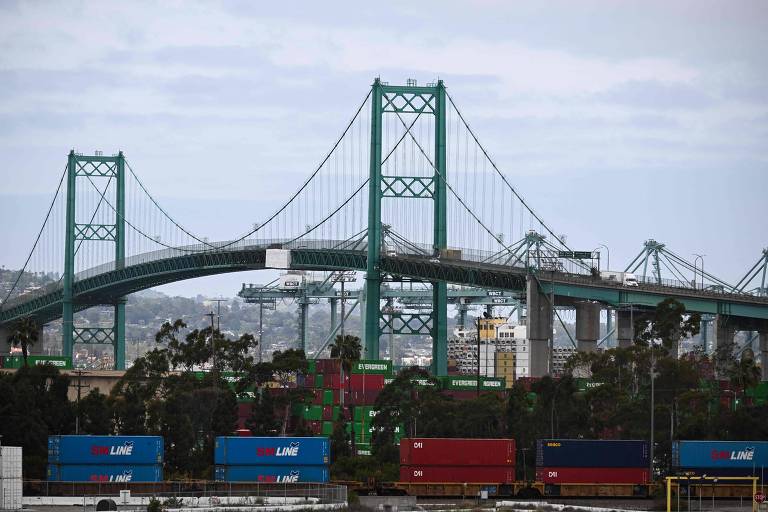 Queda na demanda impulsionada por tarifas de Trump atinge portos e transporte aéreo dos EUA