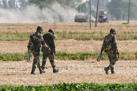 Indian Border Security Force (BSF) soldiers return to their BSF camp near Daoke village, about 45 km from Amritsar, on April 27, 2025. (Photo by Narinder NANU / AFP)