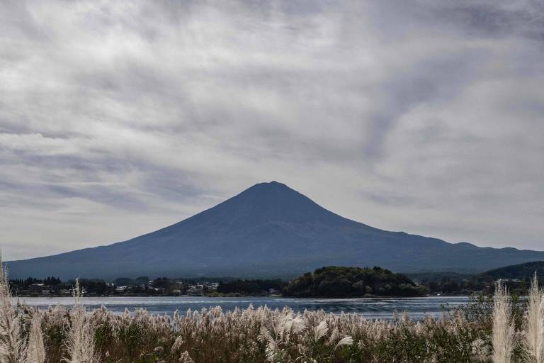 Homem é resgatado no monte Fuji, volta para pegar o celular e precisa ser resgatado de novo