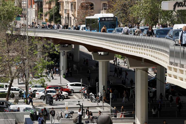 Veículos e pedestres circulam enquanto semáforos estão desligados, afetados pelo corte de energia que afeta Espanha, Portugal e o sul da França