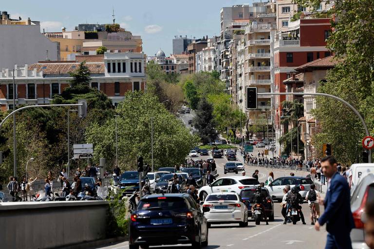 Veículos e pedestres circulam enquanto semáforos estão desligados, afetados pelo corte de energia que afeta Espanha, Portugal e o sul da França