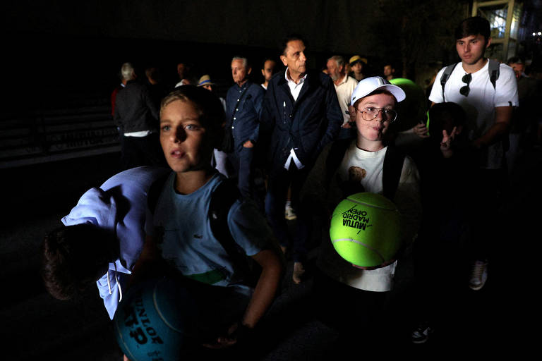 Torcedores deixam o Park Manzanares após as partidas do Aberto de Madrid serem suspensas devido ao apagão que atinge Espanha, Portugal e França
