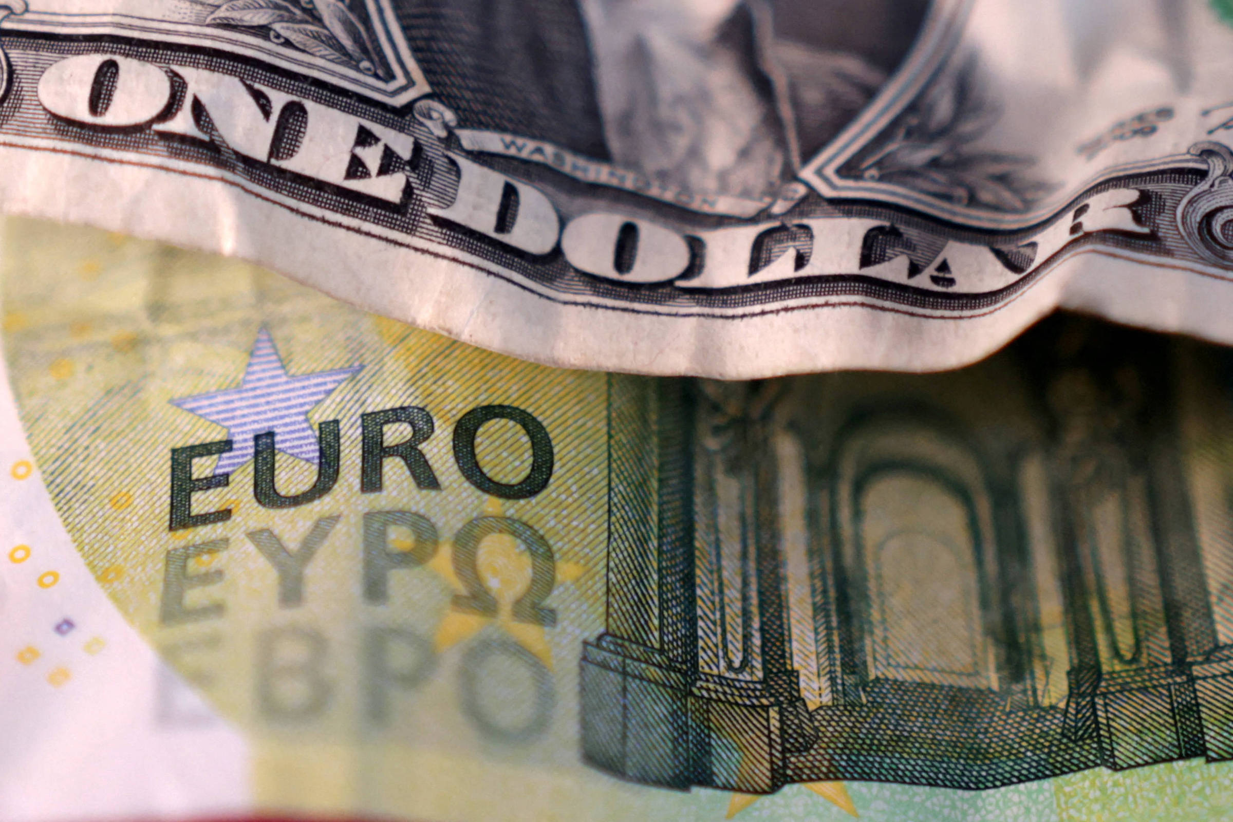 Fraqueza do dólar atrai investidores para o euro; entenda se a valorização pode durar ou não