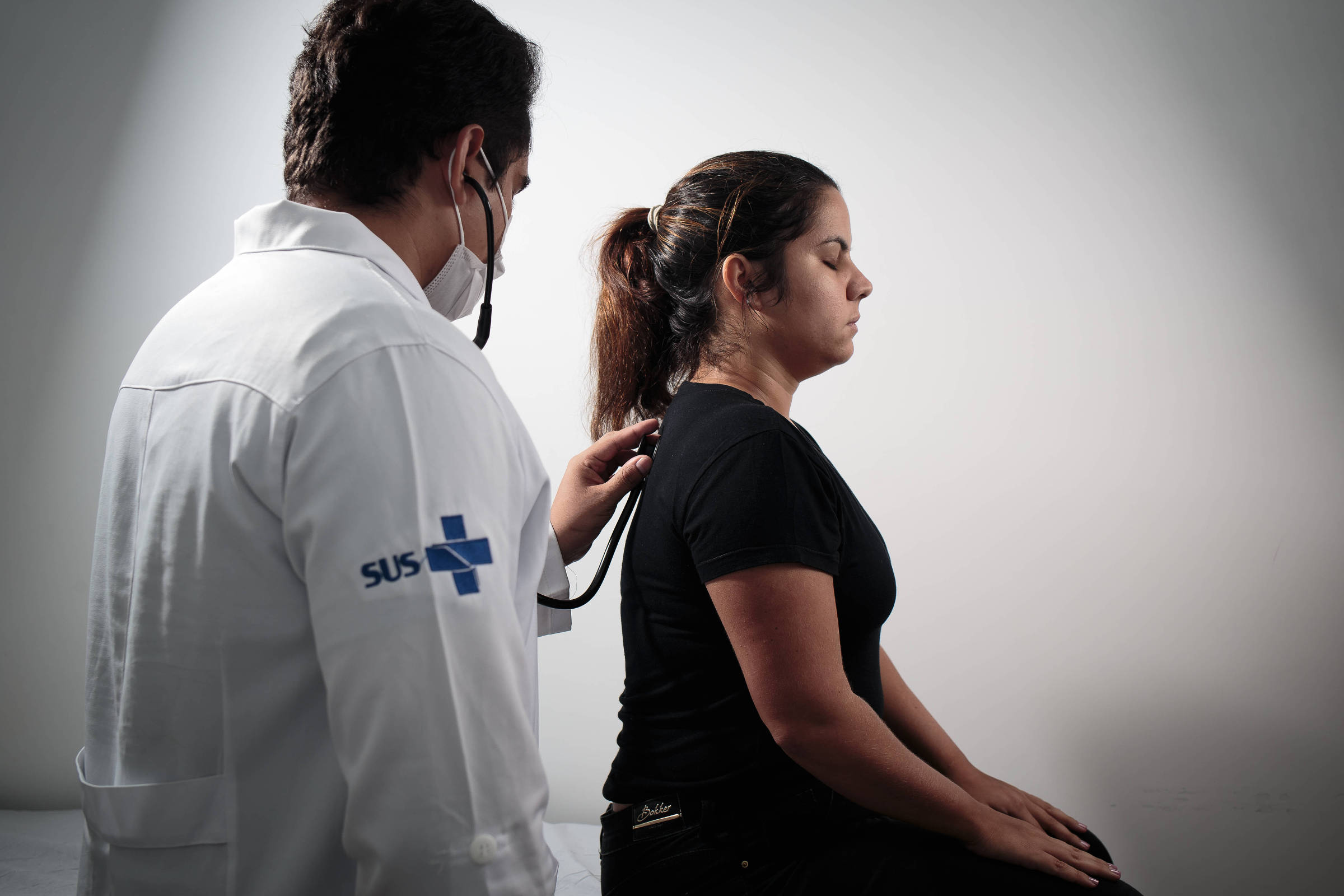 Brasil atinge meta de médicos em atenção primária, mas rotatividade é alta em locais mais pobres